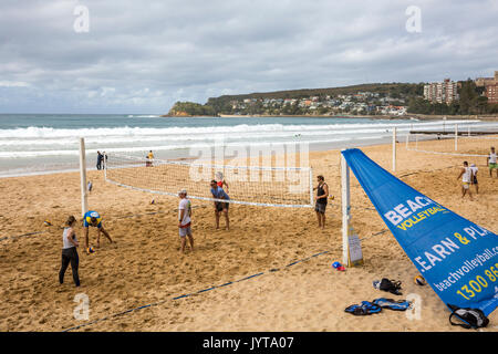 Les gens jouer et apprendre au beach-volley sur Manly Beach sur une journée l'hiver,Sydney, Australie Banque D'Images