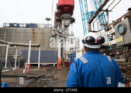 Les travailleurs du pétrole et du gaz, la surveillance d'une opération de levage sur la mer du Nord une plate-forme de pétrole et de gaz. crédit : lee ramsden / alamy Banque D'Images