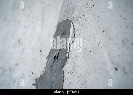 Tourné à l'angle du nouveau mur de béton avec l'accent peu profondes Banque D'Images