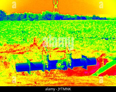 La thermographie infrarouge, numérisation photo. Boire de l'eau tubes raccordés avec robinets-vannes et nouveau co-membres. Voir sous terre. Société de services d'eau de ville Banque D'Images