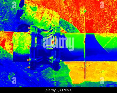 La thermographie infrarouge, numérisation photo. Boire de l'eau tubes raccordés avec robinets-vannes et nouveau co-membres. Voir sous terre. Société de services d'eau de ville Banque D'Images