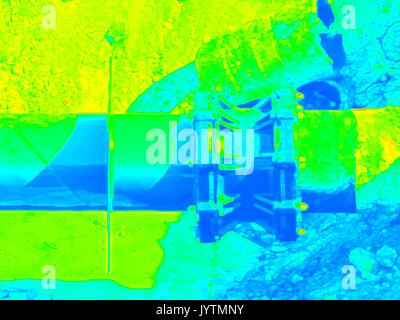 La thermographie infrarouge, numérisation photo. Boire de l'eau tubes raccordés avec robinets-vannes et nouveau co-membres. Voir sous terre. Société de services d'eau de ville Banque D'Images