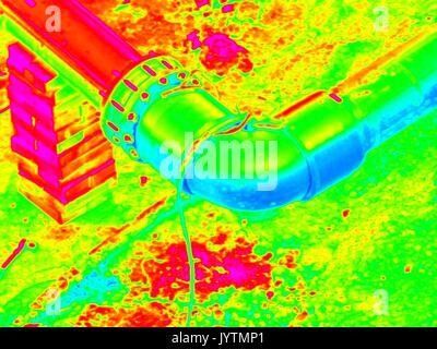 La thermographie infrarouge, numérisation photo. Boire de l'eau tubes raccordés avec robinets-vannes et nouveau co-membres. Voir sous terre. Société de services d'eau de ville Banque D'Images