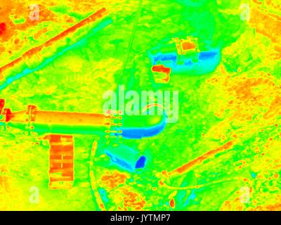 La thermographie infrarouge, numérisation photo. Boire de l'eau tubes raccordés avec robinets-vannes et nouveau co-membres. Voir sous terre. Société de services d'eau de ville Banque D'Images