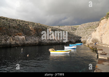 Les bateaux vides dans la baie près de Blue Grotto à Malte Banque D'Images