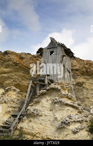 Petite cabane sur la roche dans Popeye Village, Malte Banque D'Images