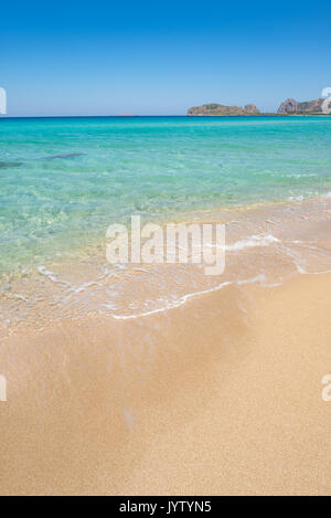 Clair comme de l'eau à la plage de Falasarna en été chaud matin Banque D'Images