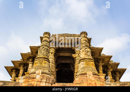 Vue à l'extérieur du Temple du Soleil à Modhera dans l'État de Gujarat, en Inde. Banque D'Images