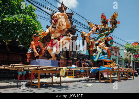 Bali, Indonésie - Mars 08, 2016 : statues Ogoh-Ogoh en préparation pour le défilé lors de célébrations du Nouvel An balinais 08 mars 2016 à Bali, JE Banque D'Images