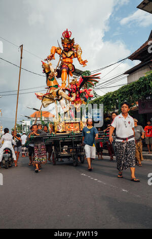 Bali, Indonésie - Mars 08, 2016 : Ogoh-Ogoh statues sont transportés jusqu'à la parade lors de célébrations du Nouvel An balinais 08 mars 2016 à Bali, JE Banque D'Images