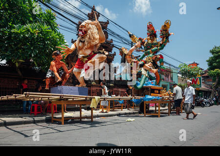 Bali, Indonésie - Mars 08, 2016 : statues Ogoh-Ogoh en préparation pour le défilé lors de célébrations du Nouvel An balinais 08 mars 2016 à Bali, JE Banque D'Images