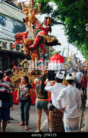 Kuta, Indonésie - Mars 08, 2016 : Les gens regardent l'Ogoh-ogoh de statues dans la parade à la veille du jour de Nyepi, 08 mars 2016 à Kuta, Bali, Indonésie Banque D'Images