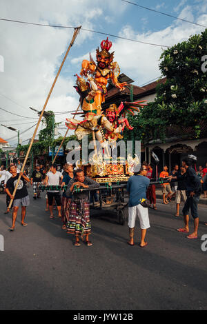 Bali, Indonésie - Mars 08, 2016 : Ogoh-Ogoh statues sont transportés jusqu'à la parade lors de célébrations du Nouvel An balinais 08 mars 2016 à Bali, JE Banque D'Images