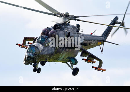 Le Mil Mi-24, Mi-35 Hind hélicoptère d'attaque de combat de la Force aérienne tchèque dans des couleurs exotiques à Biggin Hill Festival de l'Airshow Vol Banque D'Images