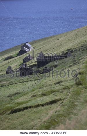 Vue de la Grande Île Blasket sur la côte ouest de l'irlande montrant maisons en pierre dans laquelle les gens vivaient et l'étendue de son Blasket l'océan Banque D'Images