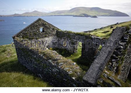 Vue de la Grande Île Blasket sur la côte ouest de l'irlande montrant maisons en pierre dans laquelle les gens vivaient et l'étendue de son Blasket l'océan Banque D'Images