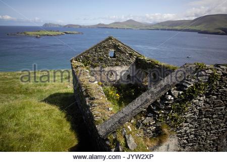 Vue de la Grande Île Blasket sur la côte ouest de l'irlande montrant maisons en pierre dans laquelle les gens vivaient et l'étendue de son Blasket l'océan Banque D'Images