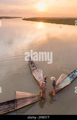 Lac Inle, Nyaungshwe township, Yangon, Myanmar (Birmanie). Toi les pêcheurs locaux avec les filets coniques sur les bateaux vu de dessus. Banque D'Images