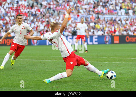 MARSEILLE, FRANCE - 21 juin 2016 : Kamil Glik de Pologne en action pendant l'UEFA EURO 2012 match contre l'Ukraine au Stade Vélodrome à Marseille, France Banque D'Images