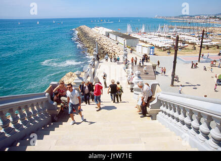 Escalier, promenade et plage. La province de Sitges, Barcelone, Catalogne, Espagne. Banque D'Images