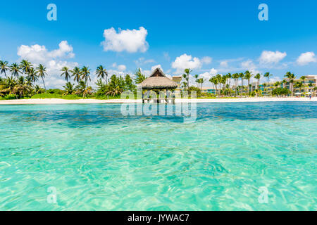 Playa Blanca, Punta Cana, République dominicaine, la mer des Caraïbes. Hutte de chaume sur la plage.