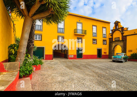 FUNCHAL, Madère - le 25 août 2016 : American old timer voiture en stationnement sur rue du vieux château musée militaire de Fortaleza de Sao Tiago à Funchal. Banque D'Images