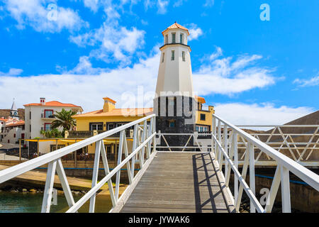 Passerelle en bois pour la construction du phare de port de voile près de Canical ville sur la côte de l'île de Madère, Portugal Banque D'Images