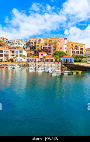 Vue de la voile de plaisance avec ses maisons colorées près de Canical ville sur la côte de l'île de Madère, Portugal Banque D'Images