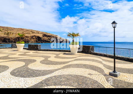 Vue sur l'océan le long de la promenade côtière près de Canical ville, l'île de Madère, Portugal Banque D'Images