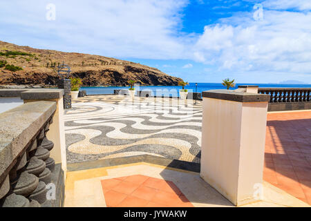 Terrasse ensoleillée et vue sur l'océan le long de la promenade côtière près de Canical ville, l'île de Madère, Portugal Banque D'Images