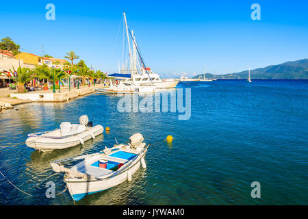 Bateau de pêche sur la mer bleue en baie, petit village Agia Efimia, l'île de Céphalonie, Grèce Banque D'Images