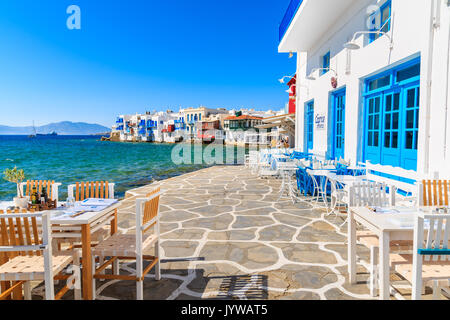 L'île de Mykonos, Grèce - 16 MAI 2016 : taverne grecque typique dans la Petite Venise, une partie de la ville de Mykonos, sur l'île de Mykonos, Grèce. Banque D'Images