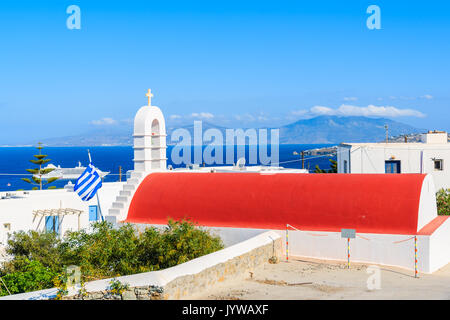 Grec typique église blanche au toit rouge et vue sur le port de Mykonos, l'île de Mykonos, Cyclades, Grèce Banque D'Images