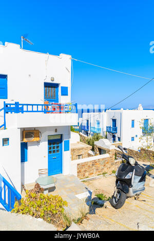 Maison typique grec blanc aux volets bleus dans la belle ville de Mykonos, Cyclades, Grèce Banque D'Images