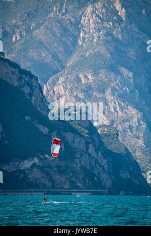 Lac de Garde, Lombardie, Italie. Kite surfeurs enjoyng eux-mêmes sur le lac de Garde. Banque D'Images