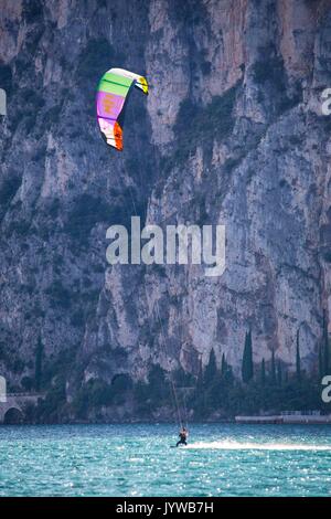 Lac de Garde, Lombardie, Italie. Kite surfeurs enjoyng eux-mêmes sur le lac de Garde. Banque D'Images