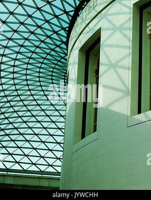 La lumière filtrant à travers le plafond de verre dans la grande cour, British Museum Banque D'Images