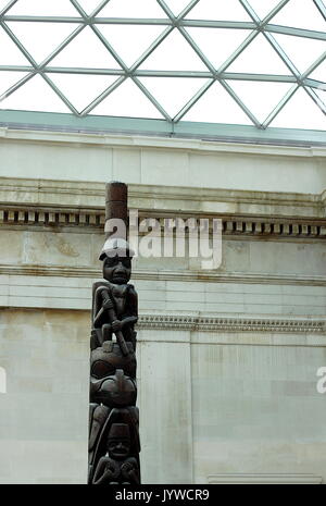 Le Kayung 12 mètres mât totémique, fabriqués à partir de cèdre par les Haïdas de la Colombie-Britannique. Maintenant dans la grande cour du British Museum, Londres Banque D'Images