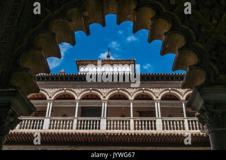 Espagne : le Patio de las, theCourtyard Apartment Doncellas des Servantes du roi Pierre I Palace, vu d'un arc en fer à cheval dans le royal Alcazar de Séville Banque D'Images