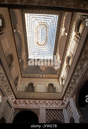 Espagne : les détails architecturaux de l'intérieur de la palais mudéjar de Pedro I, partie de l'Alcazar de Séville, le célèbre palais royal Banque D'Images