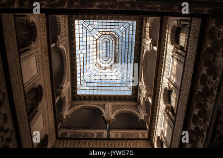 Espagne : les détails architecturaux de l'intérieur de la palais mudéjar de Pedro I, partie de l'Alcazar de Séville, le célèbre palais royal Banque D'Images