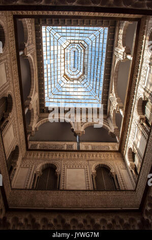 Espagne : les détails architecturaux de l'intérieur de la palais mudéjar de Pedro I, partie de l'Alcazar de Séville, le célèbre palais royal Banque D'Images