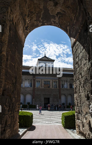 Espagne : le Palais mudéjar de Pedro I, conçu dans le style mauresque pour un souverain chrétien, dans la cour de l'Alcazar de Séville royal Banque D'Images