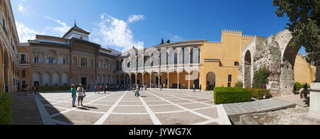 Espagne : le Palais mudéjar de Pedro I, conçu dans le style mauresque pour un souverain chrétien, dans la cour de l'Alcazar de Séville royal Banque D'Images