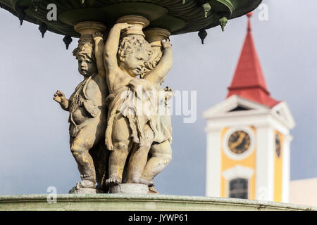 Broumov, République tchèque, Fontaine sur la place principale, détail, fond est Tour de l'Hôtel de ville Banque D'Images