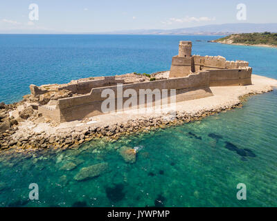 Vue aérienne du château aragonais de Le Castella, Le Castella, Calabre, Italie : la mer Ionienne, construit sur une petite bande de terrain avec vue sur la Costa Banque D'Images