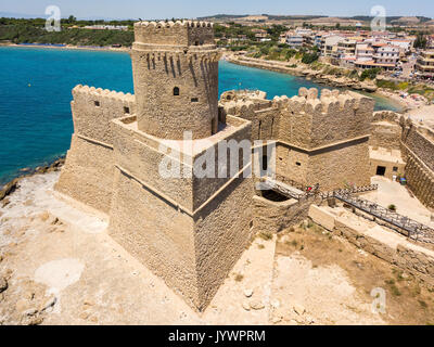 Vue aérienne du château aragonais de Le Castella, Le Castella, Calabre, Italie : la mer Ionienne, construit sur une petite bande de terrain avec vue sur la Costa Banque D'Images