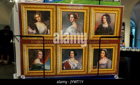 Copie de tableaux dans la boutique de cadeaux du palais de Nymphenburg ou du Schloß Nymphenburg à Munich, en Allemagne Banque D'Images