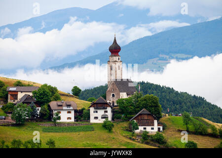 MONTE DI MEZZO, ITALIE - 25 juin 2017 : village de Monte di Mezzo avec St Nikolaus Église ; situé dans Dolomites, près de la terre des pyramides de Renon Banque D'Images