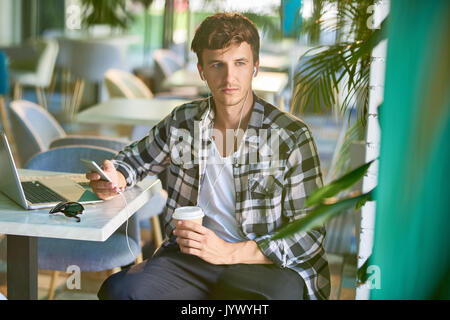 Beau Jeune homme in Cafe Banque D'Images